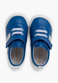 Zapatos de cuero azul para niños pequeños con acentos blancos, diseño de cordones y una correa de gancho y bucle. Presentan una suela de goma para mayor tracción.