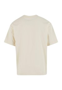 Tričko s krátkým rukávem v off-white barvě z bavlny. Kulatý výstřih, volný střih, hladká textura a jednoduchý zadní díl bez viditelného loga nebo ozdob.