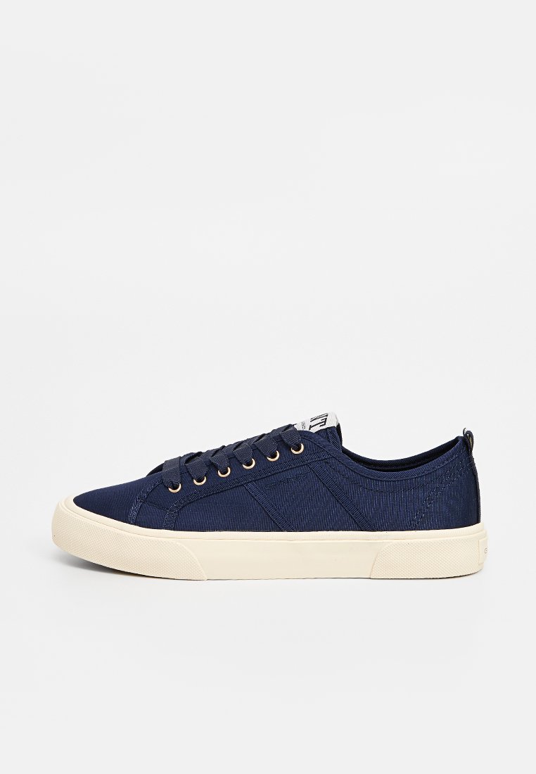 Niedrig geschnittene navyblaue Leinensneaker mit weißer Gummisohle und navyfarbenen Schnürsenkeln, von der Außenseite vor einem weißen Hintergrund gezeigt.