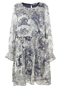 Dlouhé šaty s dlouhým rukávem z lehké bílé látky s modrým potiskem zvířat a listí. Mají zaoblený výstřih a volánkový lem.