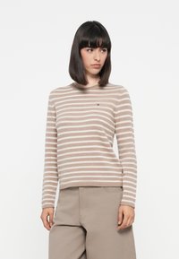 Sweter w paski w kolorze beżowym i białym, o prążkowanej fakturze, z okrągłym dekoltem, długimi rękawami i małym logo na lewej piersi.
