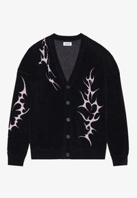 Μαύρο κασκόλ με V λαιμόκοψη, μπροστινά κουμπιά και ροζ φλόγες στα μανίκια. Φτιαγμένο από μαλακό, υφασμάτινο υλικό.