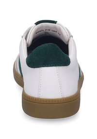 Baskets en cuir blanc avec des accents en daim vert, un bout arrondi, une semelle en caoutchouc texturé et un col rembourré pour le confort. Vue arrière affichée.