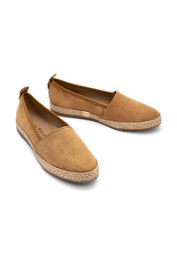 Ruske espadrile iz sueded materijala s tkanim jute potplatima; zatvoreni vrh dizajna, glatka textura, suptilno šivanje i meka tkanina na zadnjem dijelu.