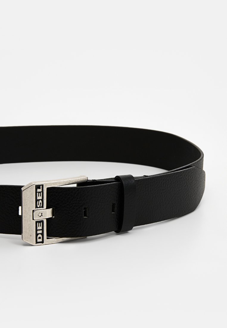 Ceinture en cuir noir avec une finition texturée, dotée d'une boucle en métal argenté gravée "DIESEL" et de plusieurs trous d'ajustement.