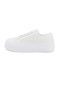 Sneakers bianche con una tomaia testurizzata, caratterizzate da un delicato motivo logo ripetuto, una suola bianca spessa e un sistema di allacciatura tradizionale.