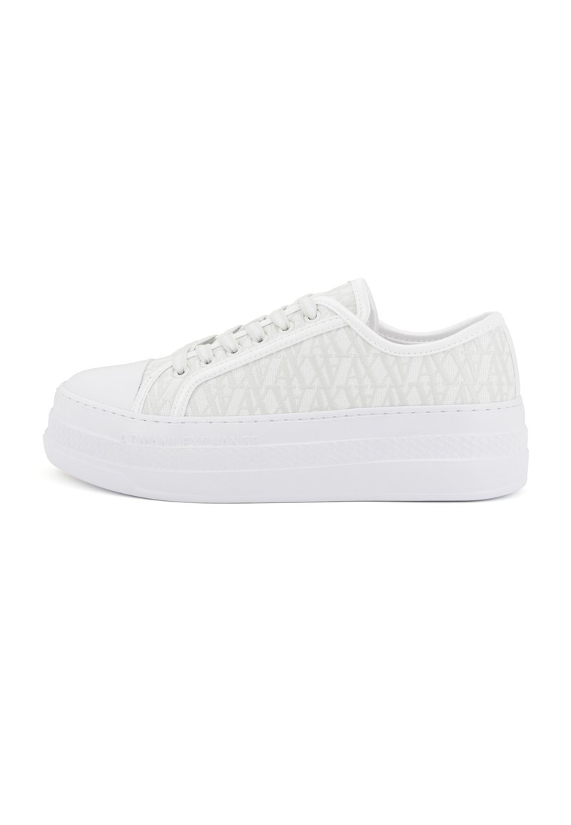 Sneakers bianche con una tomaia testurizzata, caratterizzate da un delicato motivo logo ripetuto, una suola bianca spessa e un sistema di allacciatura tradizionale.