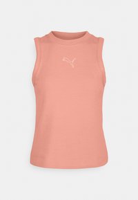 Bezramienna koszulka sportowa w jasnym brzoskwiniowym kolorze z fakturowaną powierzchnią, okrągłym dekoltem i subtelnym białym logo na piersi.