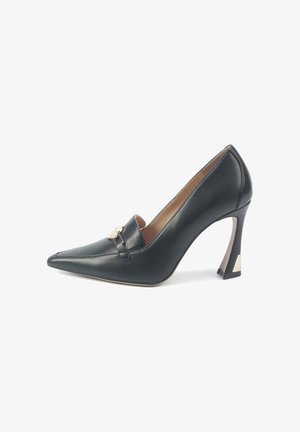 Pantofii cu toc înalt din piele neagră prezentând un vârf ascuțit și accente din metal de culoare aurie. Tocul are un design geometric unic, cu un vârf în contrast.