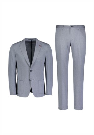 Grauer Blazer mit zwei Knöpfen und zwei Fronttaschen, kombiniert mit passenden grauen Hosen. Glatte Textur und maßgeschneiderte Passform, ohne Muster.