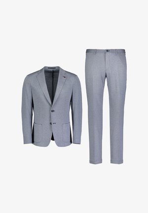 Grauer Blazer mit zwei Knöpfen und zwei Fronttaschen, kombiniert mit passenden grauen Hosen. Glatte Textur und maßgeschneiderte Passform, ohne Muster.