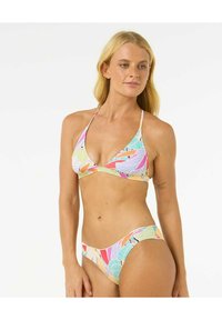 Costume da bagno a bikini con top triangolare e slip a vita bassa. Presenta un motivo di foglie colorate su uno sfondo chiaro, con spalline sottili e una texture liscia.