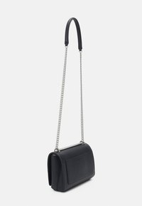 Czarna skórzana torebka o zdefiniowanym kształcie, z teksturowaną przednią kieszenią i srebrnym łańcuszkiem. Gładkie wykończenie całości.