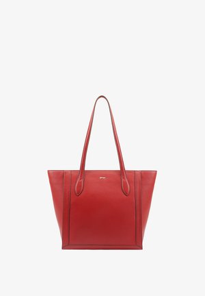 Sac fourre-tout en cuir rouge avec une texture lisse, des poignées allongées et des détails de couture subtils sur les côtés. Logo doré centré sur le devant.