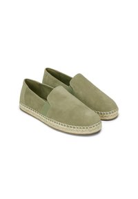 Espadrilles en suède vert avec des panneaux élastiques sur les côtés, semelles en jute tressé et texture douce. Bout arrondi et design minimaliste.