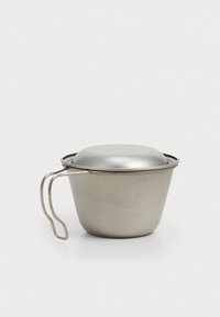 Stainless steel målebæger med en konisk form og et buet håndtag. Har målemarkeringer på siden og et afrundet låg.