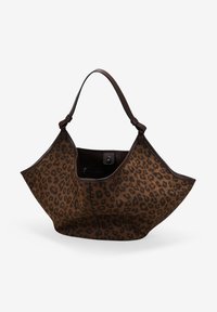 Bolso tote de estampado de leopardo con asas de cuero marrón, forma ancha y abierta, tejido texturizado y bolsillo interior asegurado con cierre a presión.