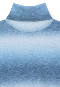 Maglione a collo alto con gradiente blu e colletto a coste. Texture morbida e lavorata a maglia che passa da un blu chiaro a un blu scuro. Finitura liscia, senza motivi visibili.