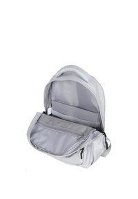 Zaino in nylon grigio, non chiuso, con più scomparti, texture liscia, parte superiore arrotondata e spallacci regolabili. Tasca con zip visibile.