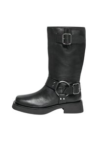 Stivale nero in pelle alto fino al ginocchio con gambale largo, dettagli in fibbia argentata, cinturino spesso con accessori circolari e suola robusta a piattaforma.