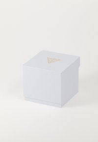 Hvid tekstureret gaveæske med et trekantet guldlogo på toppen, udstyret med et svinglåg og et glat, rent design.