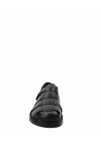Sandalo in pelle nera con design intrecciato, punta aperta e una fascia sulla parte superiore. Presenta una suola piatta e una costruzione resistente.