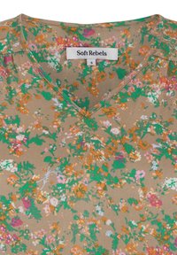 Beige kukkakuosiset puserot, joissa on vihreitä, oransseja ja vaaleanpunaisia printtejä. Varustettu V-kaula-aukolla ja kevyellä kankaalla. Brändilabel: Soft Rebels, koko S.