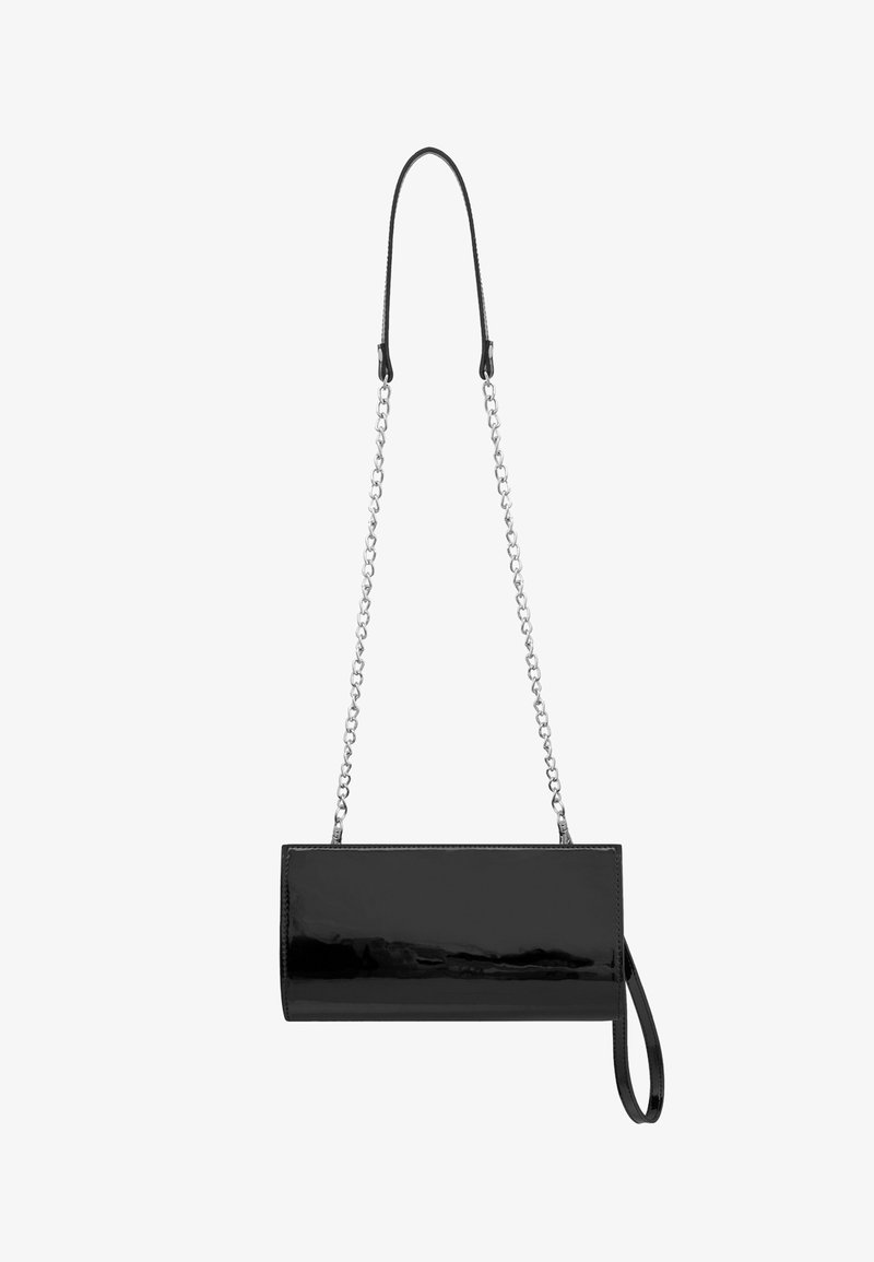 Bolso de mano de charol negro con forma rectangular, cadena y correa de cuero. Textura suave con un acabado brillante.