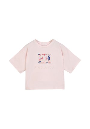 Hellrosa kurzärmeliges T-Shirt mit einem mehrfarbig gemusterten "E"-Logo und dem Schriftzug "ESCADA" darunter auf der Vorderseite gedruckt.