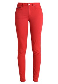 Jeans rojos de corte slim-fit con botón frontal y cremallera, estilo de cinco bolsillos, fabricados con tela elástica.