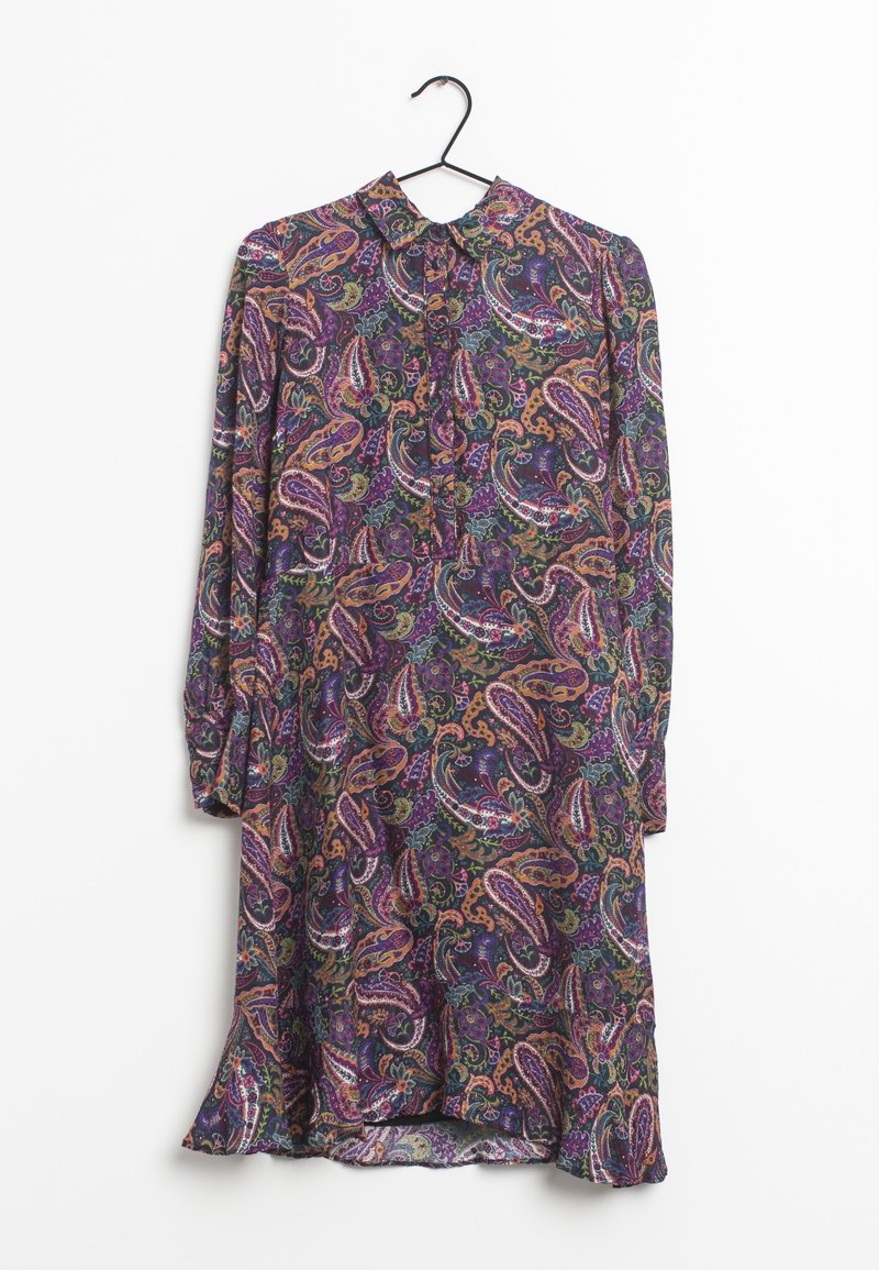 Robe à manches longues, au motif paisley violet, avec un col et une fermeture à boutons, fabriquée dans un tissu doux avec une forme fluide et un ourlet.