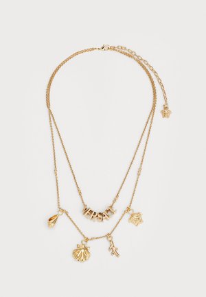 Goldfarbene dreilagige Halskette mit verschiedenen Anhängern, einschließlich einer Muschel, einem Tropfen, einem Medusengesicht und dem Wort "VERSACE".
