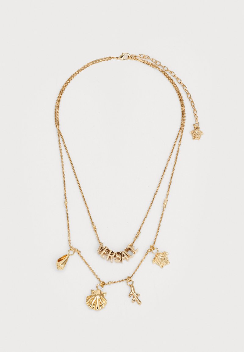 Zlato obarvana trojna ogrlica z raznolikimi ametisti, vključno z lupino, kapljico, glavo Meduze in besedo "VERSACE".