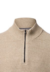 Beige kwart-zip pullover met geribbelde textuur, voorzien van een zwarte ritssluiting en contrasterende marineblauwe streep op de kraag.