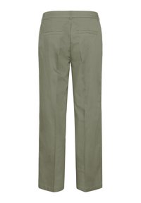 Pantalon droit vert olive avec passants de ceinture et deux poches passepoilées à l’arrière, vu de dos.