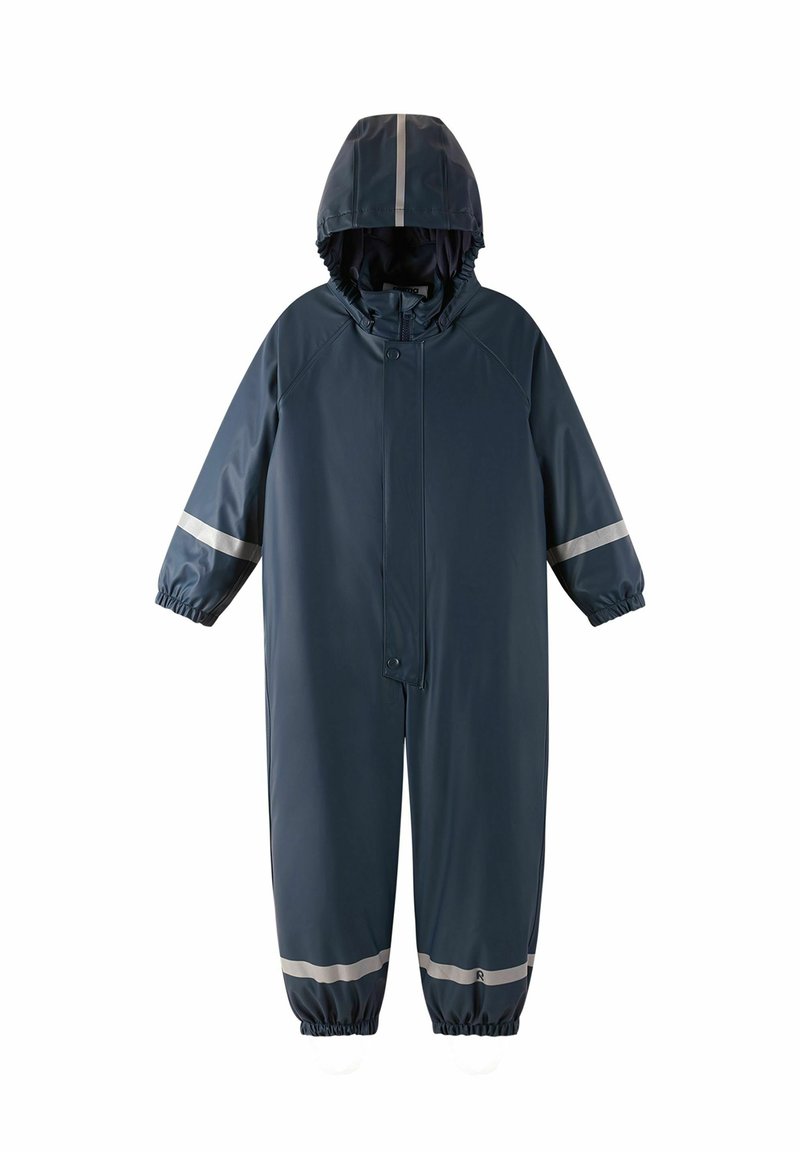 Granatowy, wodoodporny płaszcz deszczowy z kapturem, odblaskowe paski na rękawach i nogawkach, elastyczne mankiety oraz zapięcie na napy z przodu. Gładka, błyszcząca tekstura.
