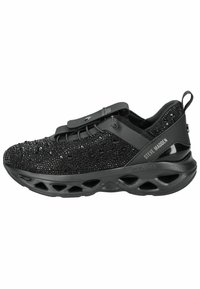 Zapatilla deportiva negra con un upper texturizado decorado con strass, diseño de cordones y suela gruesa con recortes para mayor transpirabilidad.