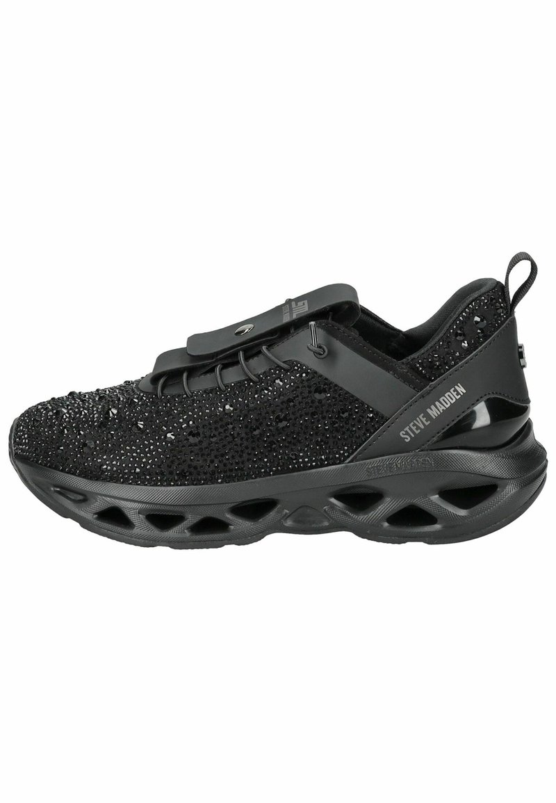 Zapatilla deportiva negra con un upper texturizado decorado con strass, diseño de cordones y suela gruesa con recortes para mayor transpirabilidad.
