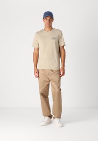 Tommy Hilfiger MONOTYPE LABEL TEE - Basic T-shirt - sandalwood