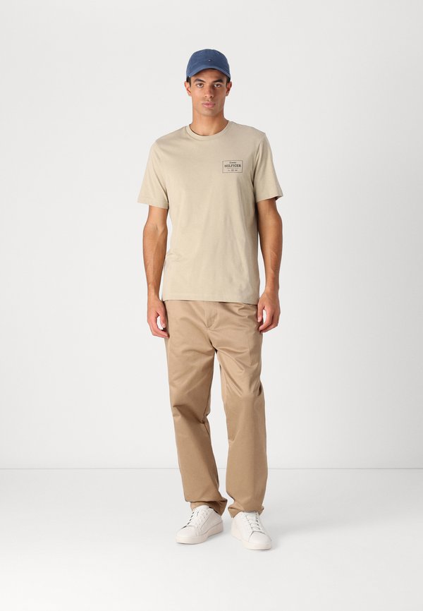 MONOTYPE LABEL TEE - Basic T-shirt - sandalwood2