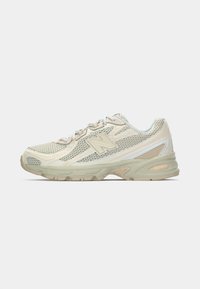Sneaker leggere con tomaia in rete beige e crema, caratterizzate da un logo "N" prominente, suola ammortizzata e dettagli testurizzati.