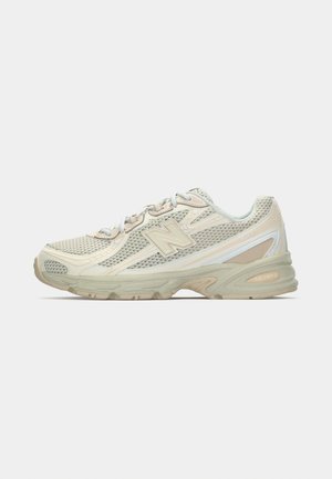 Leichte Sneakers mit einem Obermaterial aus Netz in Beige und Creme, ausgestattet mit einem auffälligen "N"-Logo, gepolsterter Sohle und strukturierten Akzenten.