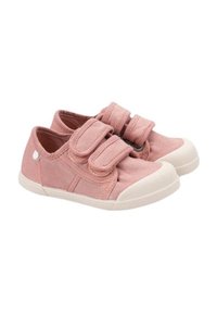 Zapatos de lona rosas con dos cintas ajustables de velcro, punta de goma blanca, tejido texturizado y suela en contraste.