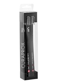 Spazzolini Curaprox neri in confezione trasparente, con setole morbide, un manico elegante e testi e accentuazioni bianche distintive.