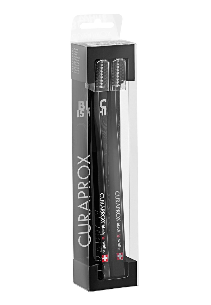 Spazzolini Curaprox neri in confezione trasparente, con setole morbide, un manico elegante e testi e accentuazioni bianche distintive.