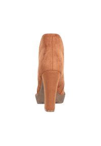 Zapato de tacón alto de ante marrón con un diseño cónico, punta redondeada y un tacón grueso, con una textura suave y mínimos adornos.