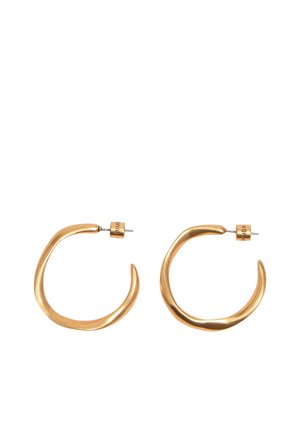 Par de pendientes tipo aro abiertos en tono dorado irregular, con formas orgánicas ligeramente torcidas y cierres de poste metálico.