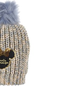 Czapka dzianinowa w jasnoszarym kolorze z złotymi nitkami, z puszystym niebieskim pomponem i czarną łatą Myszki Minnie z cekinami.