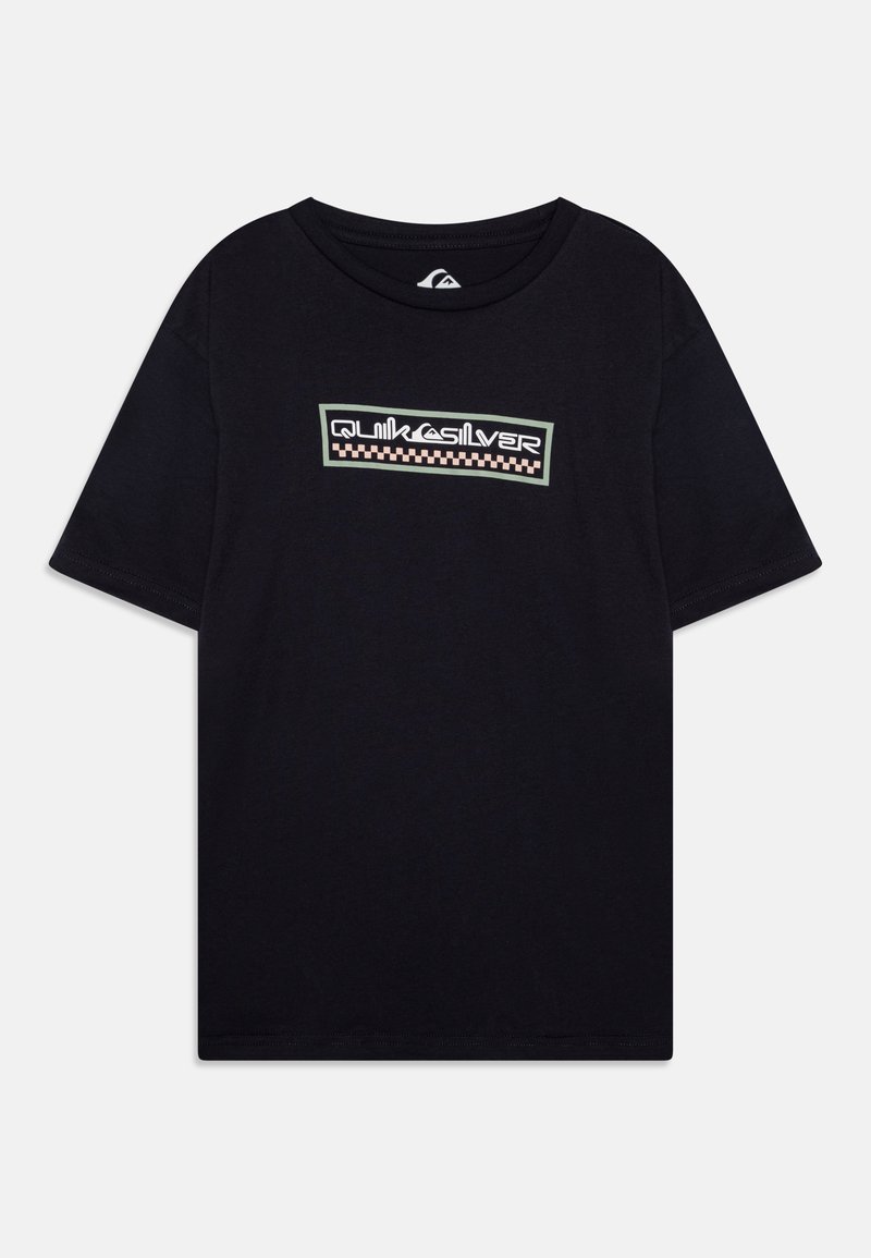 T-shirt de algodão preta com mangas curtas, apresentando um logo central em branco e rosa da "Quiksilver" emoldurado por um padrão xadrez.