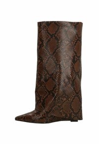 Kniehoge laars met een spitse neus in een bruine en zwarte slangenhuidprint, platte zool en een gestructureerd oppervlak.